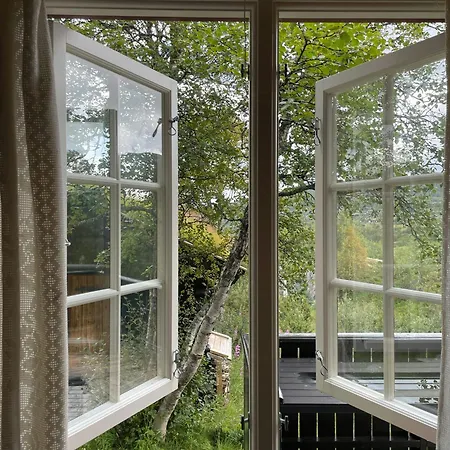 Med Stabbur Og Fjellutsikt I
