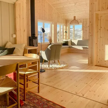 Med Stabbur Og Fjellutsikt I *