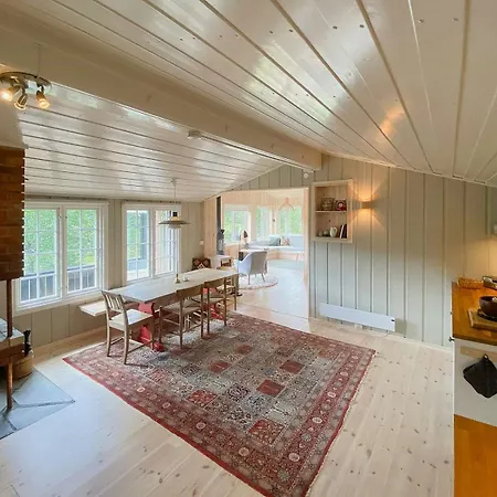 Med Stabbur Og Fjellutsikt I